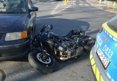 Motocykl na pierwszeństwie, chwila nieuwagi i 29-latek w szpitalu