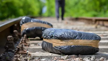 Kontrabanda wypadła z wagonu. Straż Graniczna zatrzymała dwóch mężczyzn